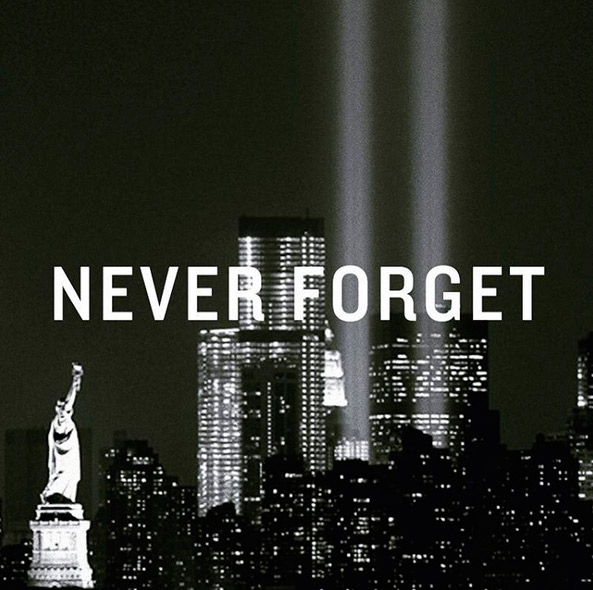 Beyoncé publicou uma foto em preto e branco, com as duas luzes representando as torres gêmeas