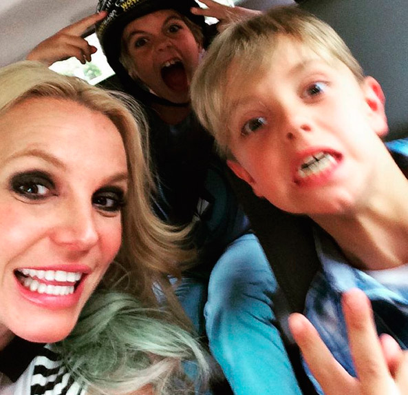 Britney Spears parabeniza os filhos em foto divertida
