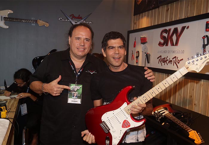 No camarote Sky, Dado Villa Lobos ganhou uma guitarra de presente. Na foto ele está ao lado de John Cruz, master builders do Custom Shop da marca Fender