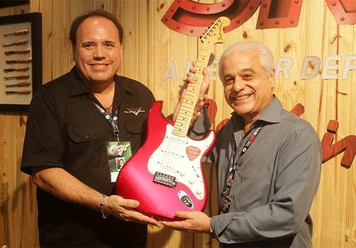 Roberto Medina, criador do Rock in Rio, ganhou uma das 30 guitarras personalizadas pelo expert da Fender, John Cruz. 