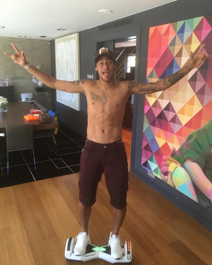 Neymar Jr. compra novo brinquedo e se diverte