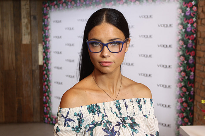 Adriana Lima é a estrela em campanha da Vogue Eyewear