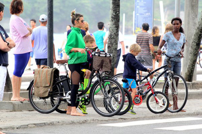 Fernanda Lima leva filhos para passeio de bicicleta no Rio