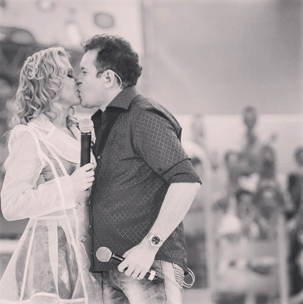 Em 1998, Joelma e Chimbinha se conheceram, por meio de um amigo em comum, e já começaram a se envolver amorosamente, enquanto também criavam a banda Calypso. Após 18 anos de casamento e uma filha em comum, Yasmin, os artistas decidiram colocar um ponto final na relação, e anunciaram a separação em 19 de agosto de 2015. O motivo do término foi uma traição por parte de Chimbinha.