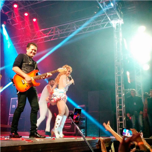 Poucos dias depois de tornarem público o divórcio, os artistas participaram das gravações de alguns programas de TV, e já deixaram em evidência o clima um tanto pesado que estava cercando a banda por conta da complicada separação, principalmente depois de Joelma anunciar que só iria cumprir os compromissos com o grupo até o dia 31 de dezembro. Após aparecerem na frente das câmeras, os dois começaram a demonstrar, publicamente, o que estavam sentindo, principalmente a vocalista.