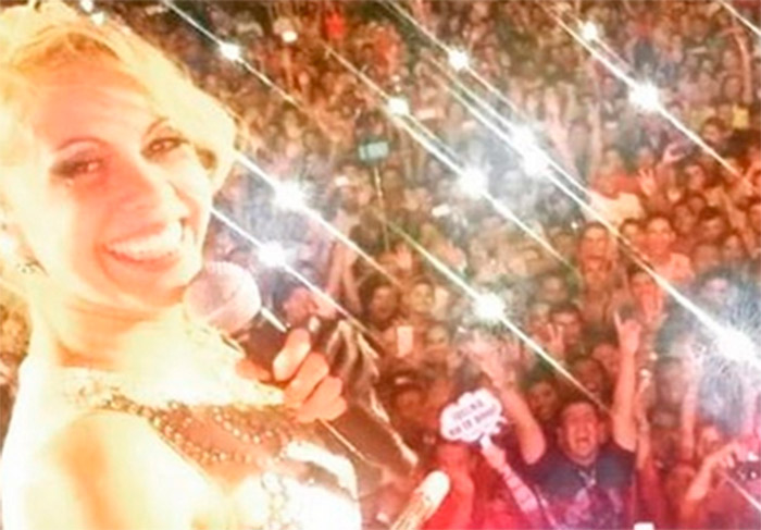 No dia 3 de outubro, o guitarrista esbanjou animação para aparecer na frente de uma multidão de fãs, logo no início de mais um show, na cidade de Teresina, e passou cerca de 20 minutos tocando sozinho, com a presença de apenas alguns dançarinos, enquanto Joelma soltava a voz dos bastidores. Assim que entrou no palco, Joelma acabou ficando em um dos cantos do local, cantando com os olhos fechados, até que Chimbinha deixasse o show, depois de algumas vaias e reclamações por parte de alguns dos presentes.