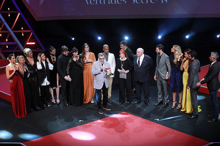 O jornal Extra realizou mais uma edição de sua premiação anual aos melhores da TV, na terça-feira (17), e consagrou a novela Verdades Secretas, de Walcyr Carrasco, como o grande destaque de 2015