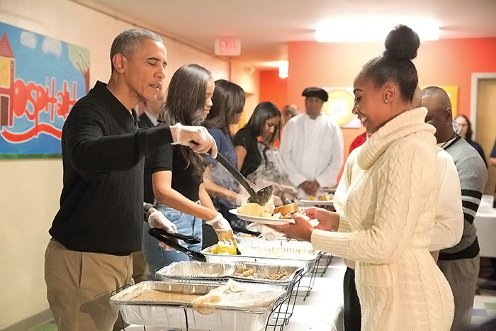 Obama serve comida no Dia de Ação de Graças nos EUA