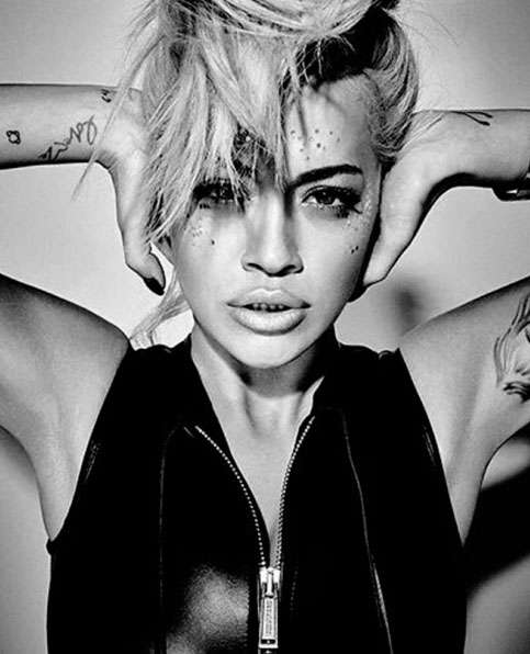Rita Ora deixa mamilo à mostra em foto