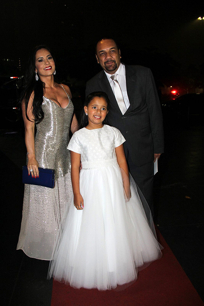 O pai do voivo, Rômulo Costa, chegou com a atual esposa, Priscila Nocetti e com a filha, Yasmin