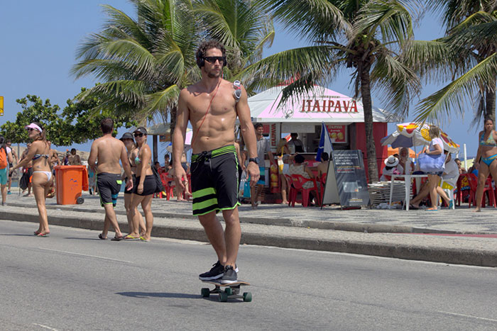 Flávio Canto exibe barriga sarada ao andar de skate no Rio