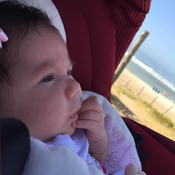Deborah Secco posta foto da filha, Maria Flor, na praia