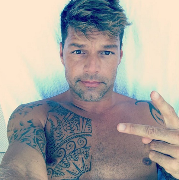 Ricky Martin mostra tatuagens no peitoral com selfie 