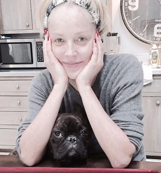 Sharon Stone surpreende ao aparecer de cara lavada