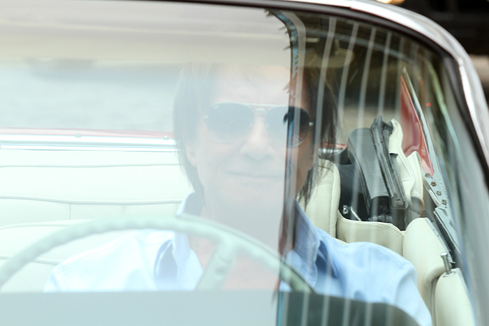 Roberto Carlos chega de Cadillac em seu Cruzeiro