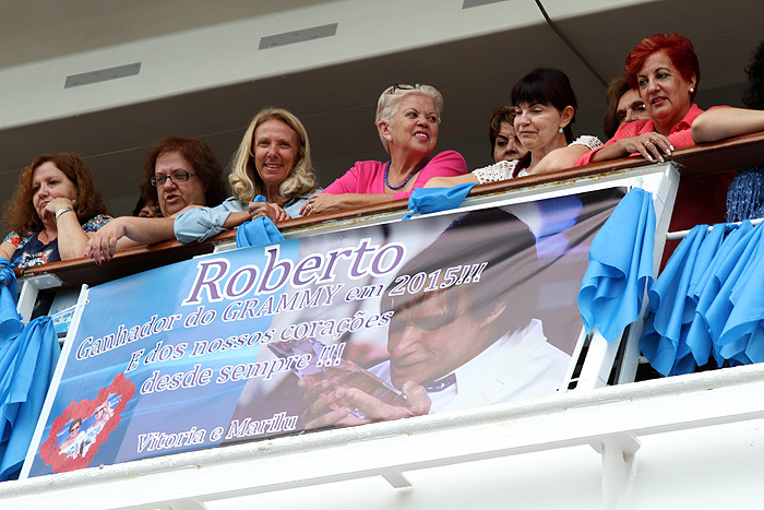 Fãs acompanham a chegada de Roberto Carlos ao navio