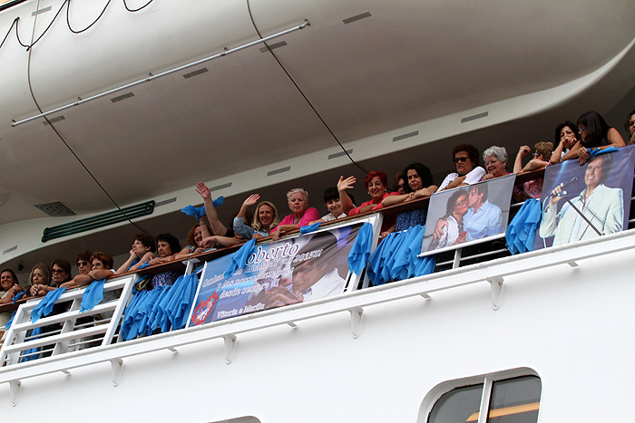 Fãs acompanham a chegada de Roberto Carlos ao navio