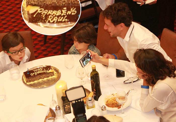  Daniel Oliveira e Sophie Charlotte festejaram o aniversário de Raul, filho do ator. O irmãozinho Moisés também estava presente. 