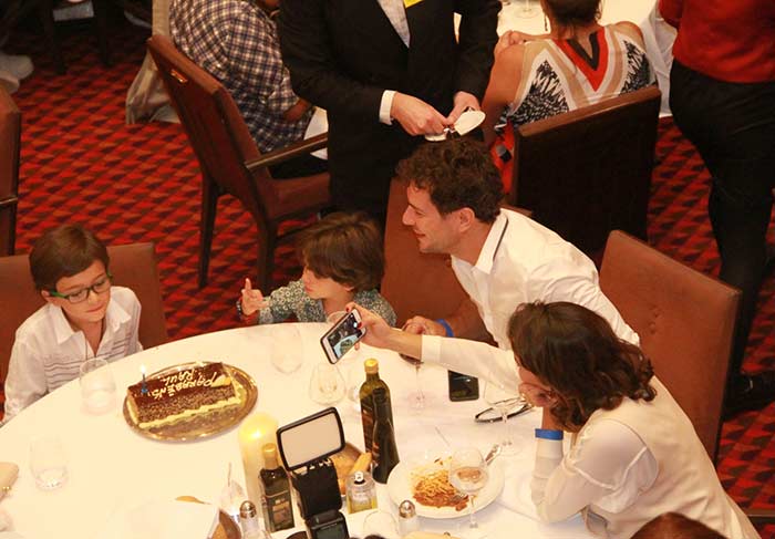  Daniel Oliveira e Sophie Charlotte festejaram o aniversário de Raul, filho do ator. O irmãozinho Moisés também estava presente. 