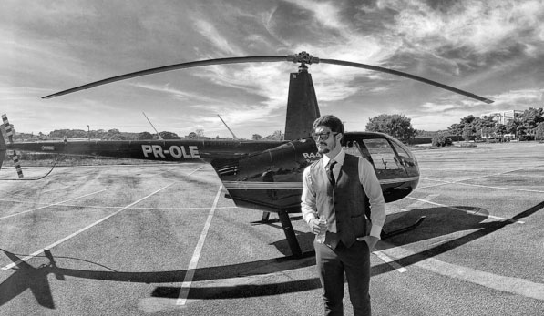 Caio Castro ostenta com pose em frente ao helicóptero