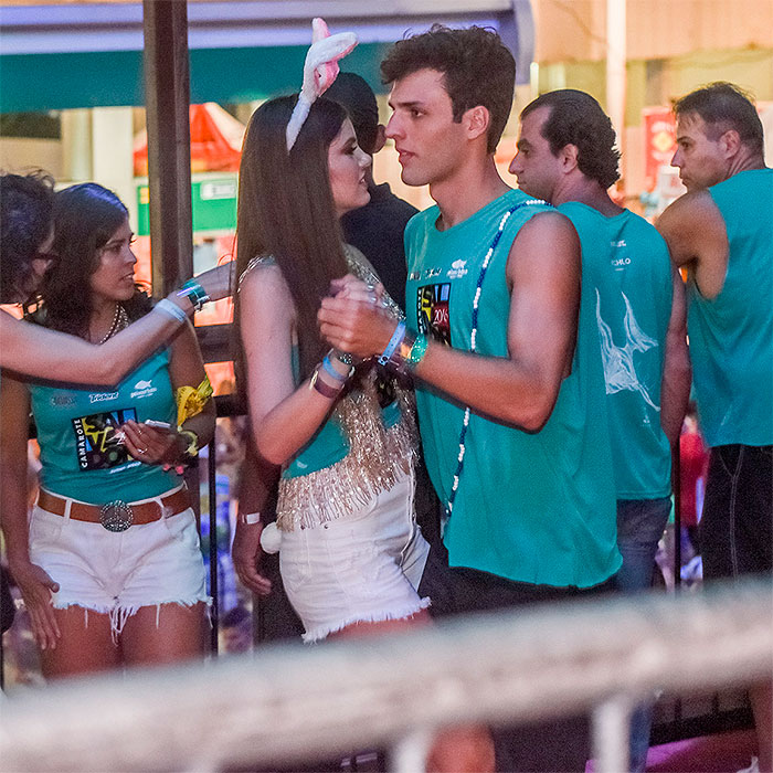 BA: Camila Queiroz chega junto com namorado durante dança