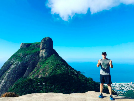 Luciano Huck faz foto paradisíaca durante trilha