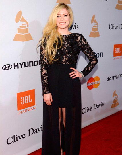 Avril Lavigne reaparece deslumbrante após Doença de Lyme