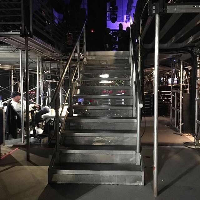 Escada por onde os artistas subirão para o palco