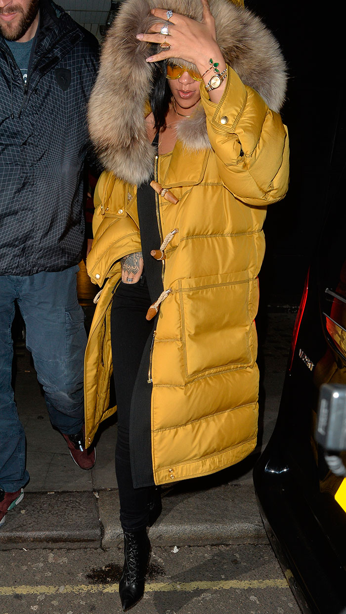  Rihanna se esconde ao deixar casa noturna com Drake