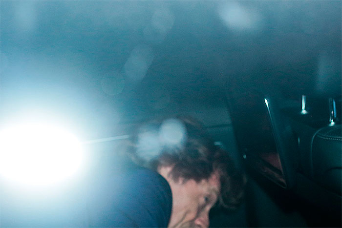 Mick Jagger se esconde em carro para fugir dos fotógrafos