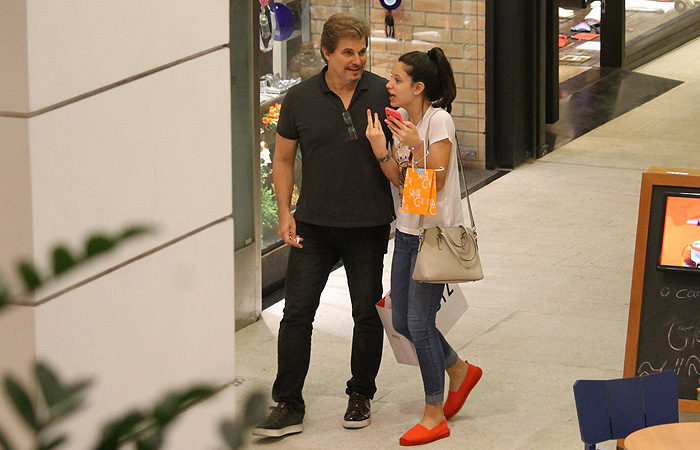 Edson Celulari faz compras com a filha em shopping