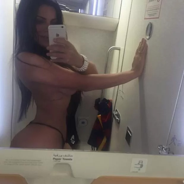 Suzy Cortez faz topless ousado em banheiro de avião