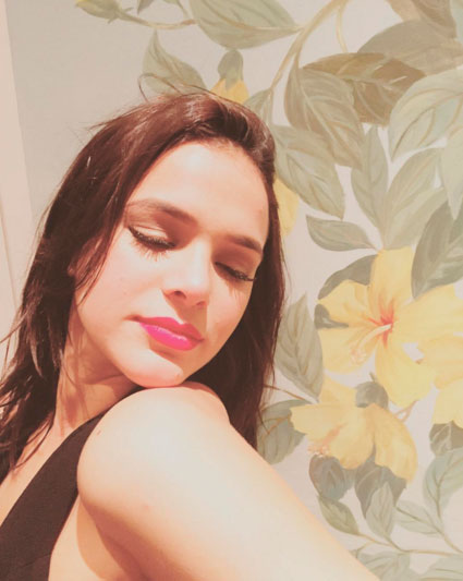 Bruna Marquezine arrasa na pose para clique de amigo