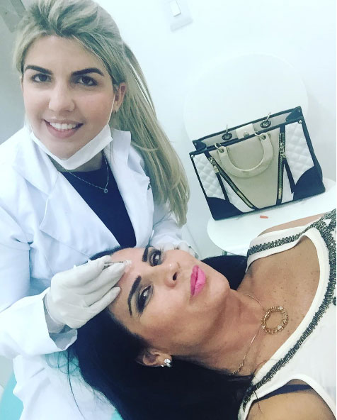 Solange Gomes retoca botox para ficar com a testa lisinha
