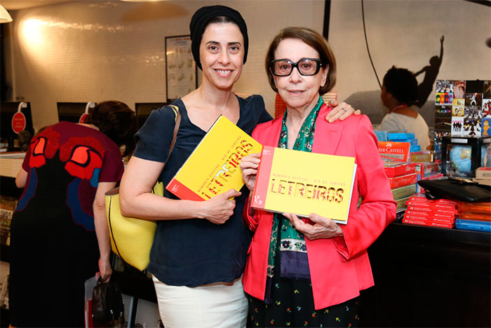 Fernanda Torres prestigia noite de autógrafos no Rio
