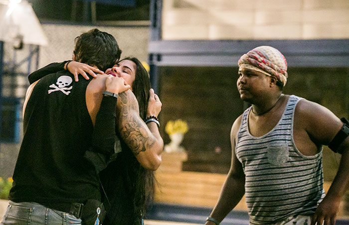 Renan e Munik até que ensaiaram um romance lá dentro. Apesar das investidas da gata, o modelo resistiu bravamente, mas um beijo acabou rolando. Porém, quando ela percebeu que não ia passar daquilo mesmo, ela resolveu manter um carinho e uma amizade com o galã do BBB 16