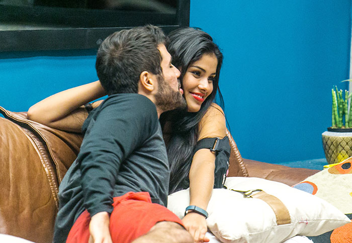 Se o romance com Renan não deu certo, ela sentiu o coração vibrar mais forte quando Laham entrou na casa. O ator foi enviado pela produção do BBB 16 para dar uma agitada na casa, mas Munik acabou se apaixonando e caiu nos encantos do falso gringo. Juliano Laham encenou bem e vivou um affair rápido com a morena dentro da casa. Ao vivo, Pedro Bial teve que contar que, na realidade, Laham era um ator e Munik ficou bem chateada e decepcionada, já que ele afirmou que tudo não passou de encenação. Tadinha!
