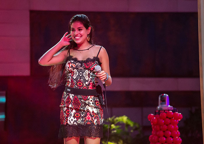 Depois de montar cordões com 10 mil bolinhas vermelhas, junto com D.Geralda, Ronan e Maria Cláudia, Munik se divertiu na festa do Karaokê. Sempre divertida, ela cantou com toda sua afinação e fez todo mundo cair na gargalhada com sua performance