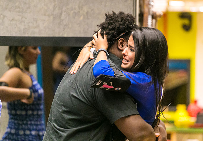 No Paredão do último domingo (3), Munik teve que se despedir de outro amigo, irmão e parceiro dentro do jogo: Ronan. A goiana enfrentou a berlinda com ele e ganhou do público a permanência na casa. Emocionada, ela disse tchau para seu parceiro, que já começo uma forte campanha aqui fora para que ela seja a grande vencedora dessa edição. Com a hashtag Ronik, Ronan e Munik estão dando o que falar no Twitter