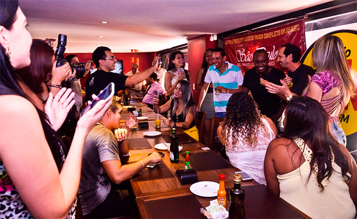 Thiaguinho almoça com fãs em Brasília