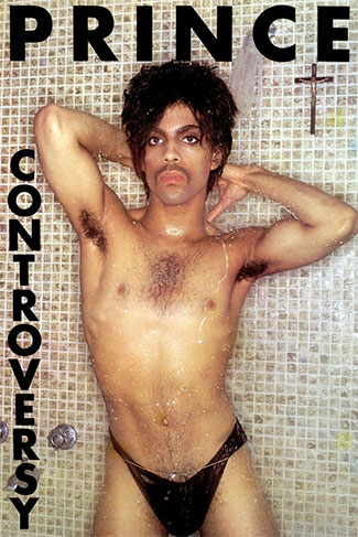 Prince sempre inovou em suas fotos: nesta, ele aparece no chuveiro, de tanguinha, corpo molhado e com crucifixo na parede (1981)