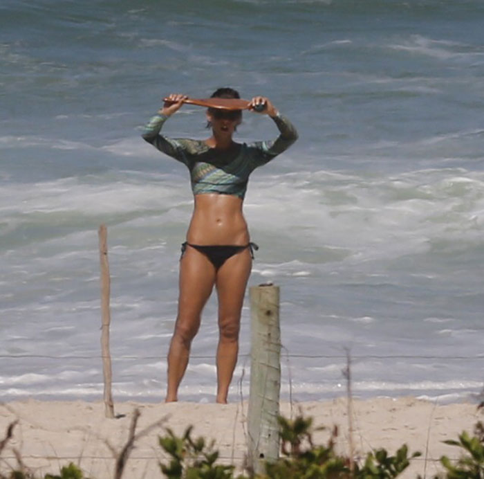 Com o namorado, Fernanda de Freitas se exercita em praia