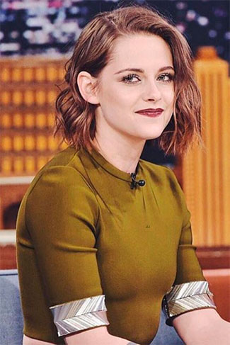 Todo mundo lembra de Kristen Stewart lindíssima nos filmes de Crepúsculo ou em A Branca de Neve e o Caçador, mas nem imaginam que ela tem um hábito muito prejudicial à sua saúde. De acordo com um funcionária que trabalha com ela, a atriz é uma “chaminé ambulante”. “Ela fuma como se fosse uma chaminé e deixa pontas de cigarro em todos os lugares: no chuveiro, nos vasos de plantas, e uma vez eu encontrei um dentro da geladeira!