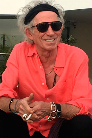 Keith Richards já disse que adora se vestir com as roupas das filhas e da esposa, mas um segredo dele – bem mórbido, por sinal – pouca gente sabe. Ele cheirou o próprio pai. Isso mesmo, o roqueiro dos Rolling Stones admitiu o ato: “Eu cheirei meu pai. Ele foi cremado e eu não consegui resistir a misturá-lo com um pouco de cocaína. Meu pai não teria se importado. Cada louco com suas loucuras, né?