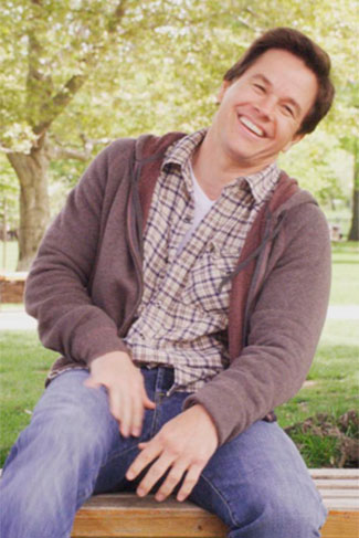 Pode não parecer, mas Mark Wahlberg já foi bem racista na sua infância e adolescência. O ator e dois amigos foram processados aos 14 anos por gritarem insultos raciais e atirarem pedras em três crianças negras. E os problemas deste tipo não para por aí. Aos 16 anos, o ator também atacou um vietnamita com uma vara e cegou um olho de um outro. Por conta do ocorrido, ele foi sentenciado a 90 dias de prisão, mas cumpriu apenas metade da pena. Pelo fato de ele estar em um meio onde também existem atores negros e de outras nacionalidades, acho que ele já deve ter deixado esse preconceito para trás