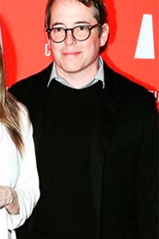 Matthew Broderick é conhecido por ser o protagonista do clássico Curtindo a Vida Adoidado, mas no ano de 1987 sua vida é que ficou bem “adoidada”. Ele estava na Irlanda do Norte quando bateu sua BMW alugada em outro carro, matando uma mulher e a filha dela. O ator saiu do acidente com uma perna quebrada. A causa não foi totalmente esclarecida e ele saiu impune com uma acusação por Condução de Veículo de forma desatenta ou descuidada e uma pequena multa