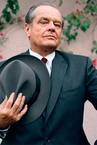 O caso de Jack Nicholson parece história de filme, mas é algo real. O renomado ator, na realidade, é filho de sua irmã. Ao longo de 30 anos, Jack Nicholson pensou que sua irmã fosse apenas isso, sua irmã. Porém, a pessoa que ele achou que era sua mãe, na realidade, era sua avó e sua irmã era sua mãe. Quando tudo foi revelado para ele, tanto sua mãe quanto sua avó tinham morrido. Seria um momento traumatizante na vida de qualquer pessoa, mas não para ele. “Foi um evento muito dramático, mas não é o que eu chamaria de traumatizante”, disse em uma entrevista sobre o assunto