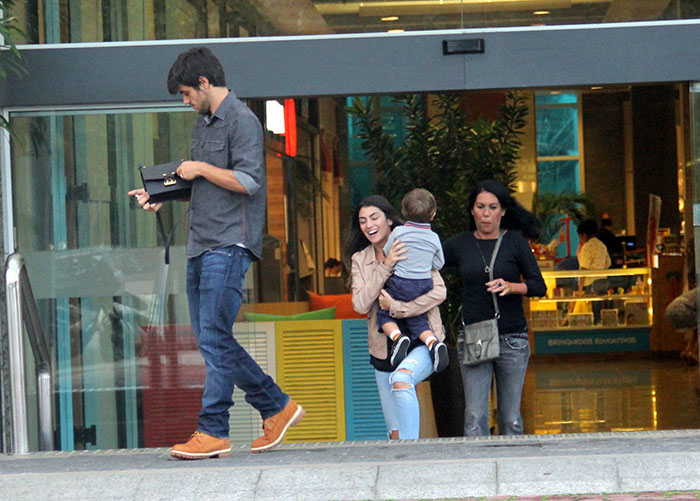 Felipe Simas se divertem em família no shopping