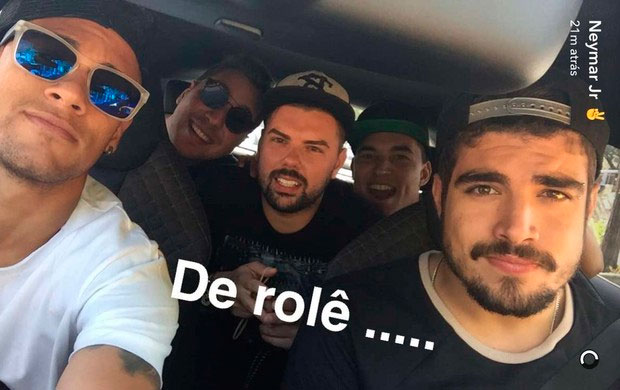 Neymar Jr. e Caio Castro curtem 'rolê' depois de jogo