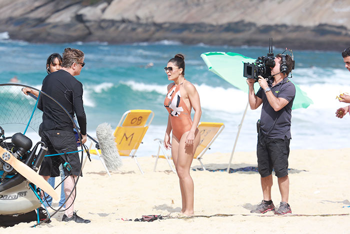 Juliana Paes esbanja boa forma em dia de gravação na praia